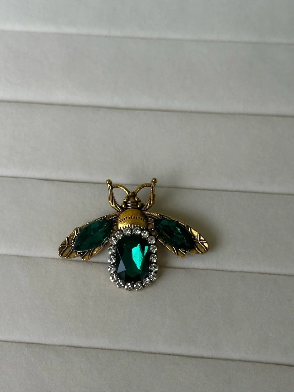 Elegant Vintage Emerald Bee Gold and Green Brooch Pin